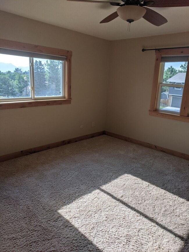 Building Photo - 5511 Old Farm Cir E
