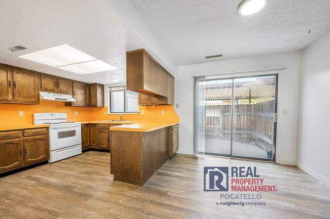 Building Photo - 3 bedroom 1.5 bath townhouse - 2 car carport