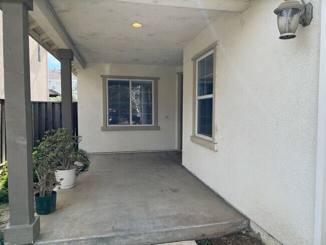 Foto del edificio - 4 bedroom home with 3 car garage in Patterson!