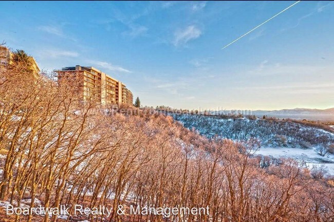 Building Photo - 850 S Donner Way