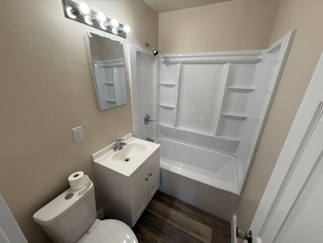 Foto del edificio - 3 bed 2 bath house with garage