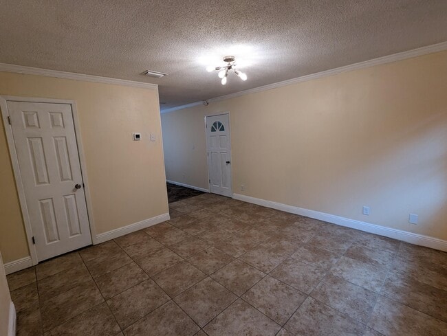 Building Photo - 1010 Pinetree Rd