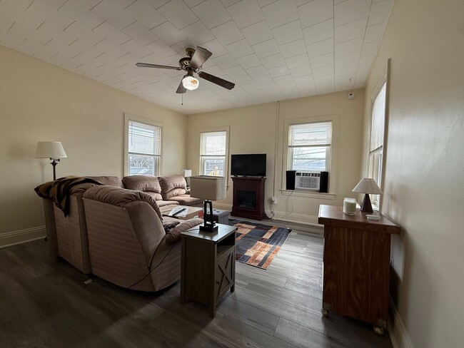 Building Photo - 400 Maple St