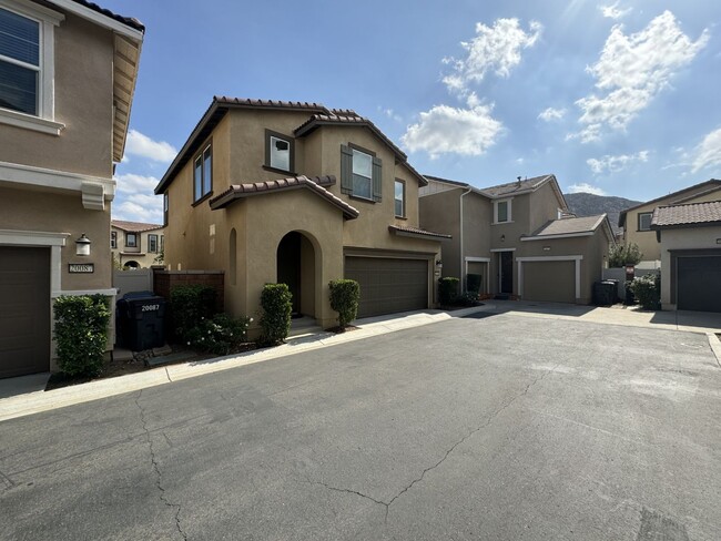 Building Photo - Beautiful 3 bed 2.5 bath newer home for le...