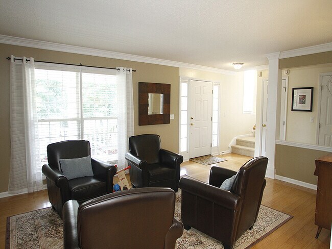 Foto del edificio - Beautifully Updated Home in Desirable Scho...