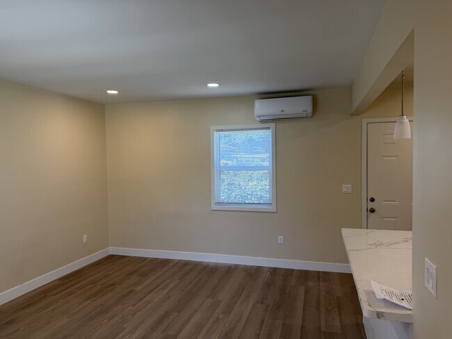 sala de estar con aire acondicionado y calefacción - 619 Linwood Ave