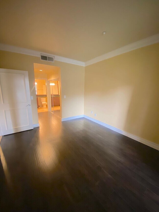 Building Photo - Discover Your New Home! Spacious 1-Bedroom...