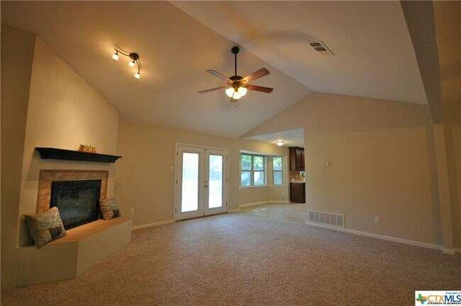 Building Photo - 202 E Cherokee Dr