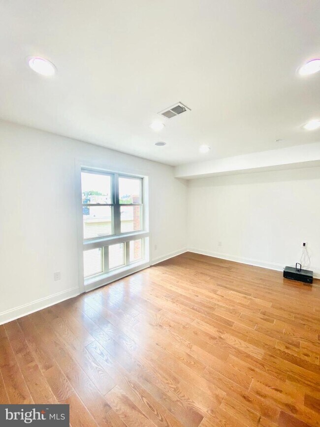 Building Photo - 2570 Frankford Ave