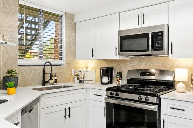 San Portella, Tempe, AZ, Kitchen - San Portella Apartments