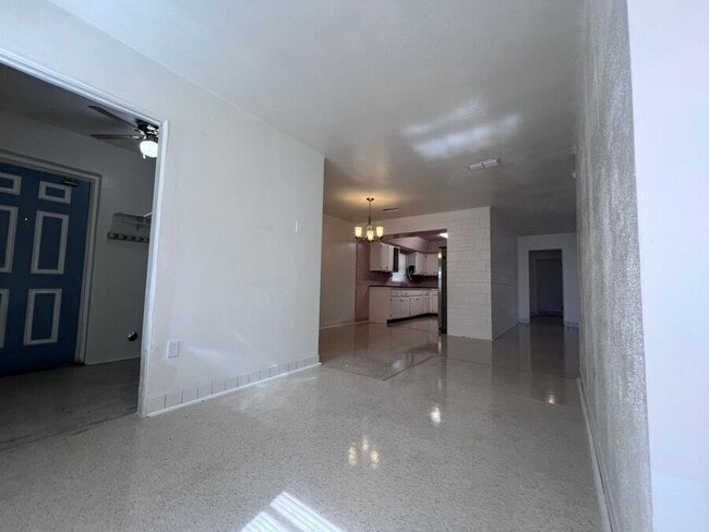 Building Photo - 2525 Maple Ave
