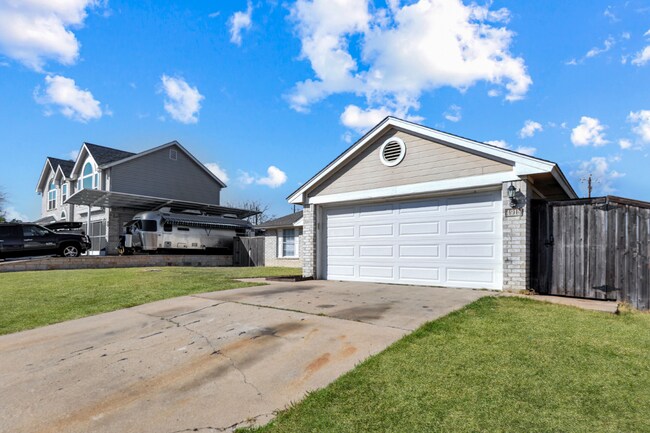 Building Photo - 4915 Glennwood Dr