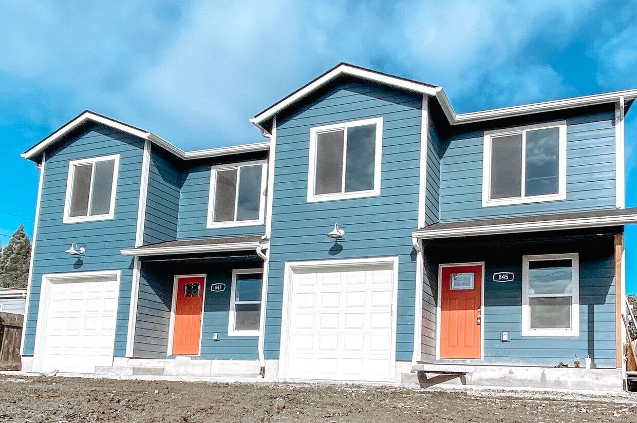Primary Photo - 3 Bedroom 2.5 Bathroom Townhome!