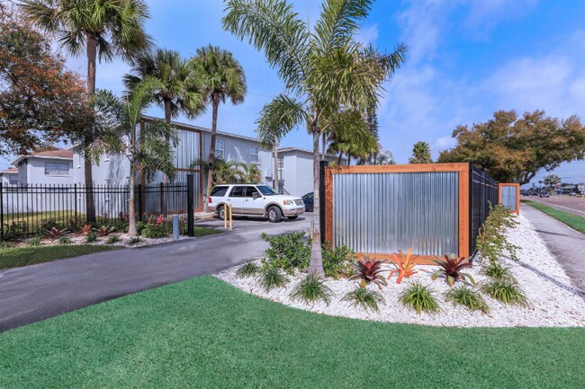 Building Photo - 5901 S Dale Mabry Hwy