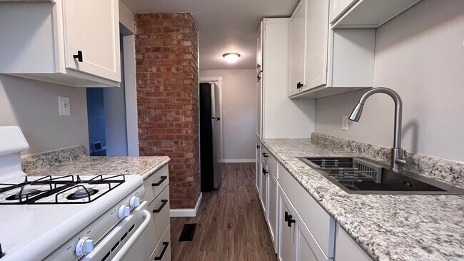 Modern updated kitchen - 3397 Westbury Rd