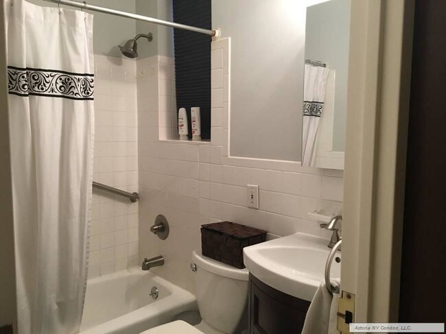 Foto del edificio - 3130 Ditmars Blvd