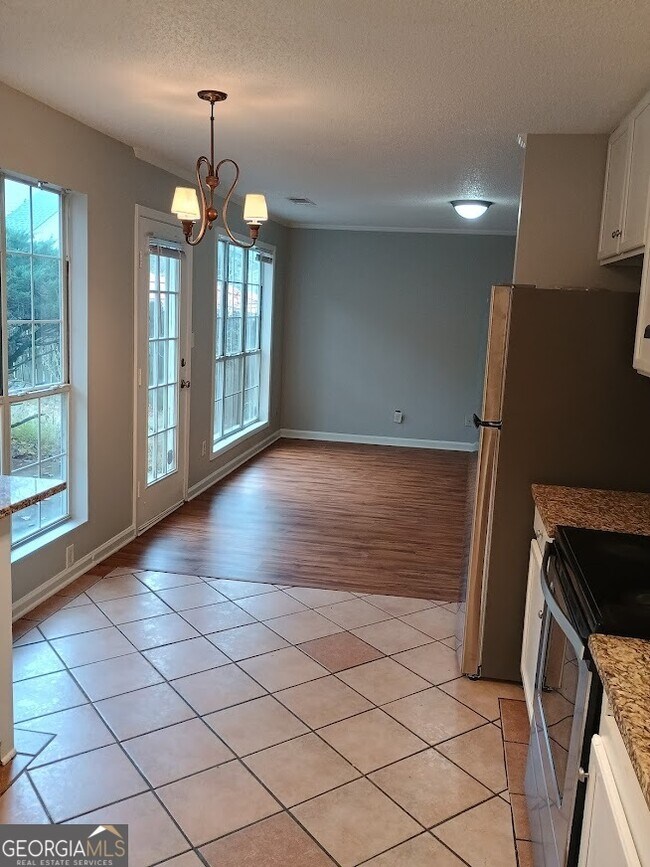 Foto del edificio - 7355 Drake Ave