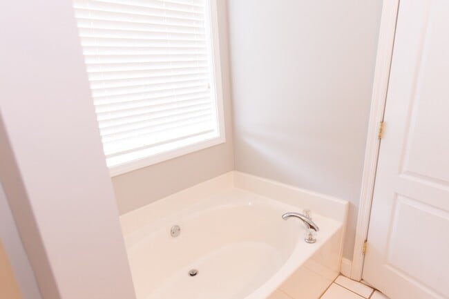 Foto del edificio - Beautiful 3 bedroom, 2 bath single family ...