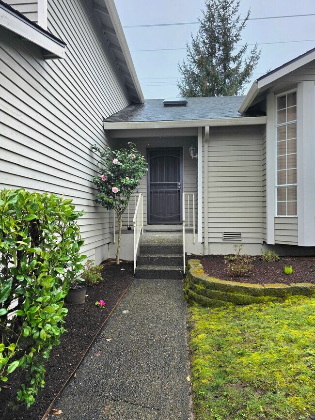 Foto del edificio - Federal Way tri-level rental home - 3 bedroom plus den, 3 bathrooms, 2 car garage, Available NOW!