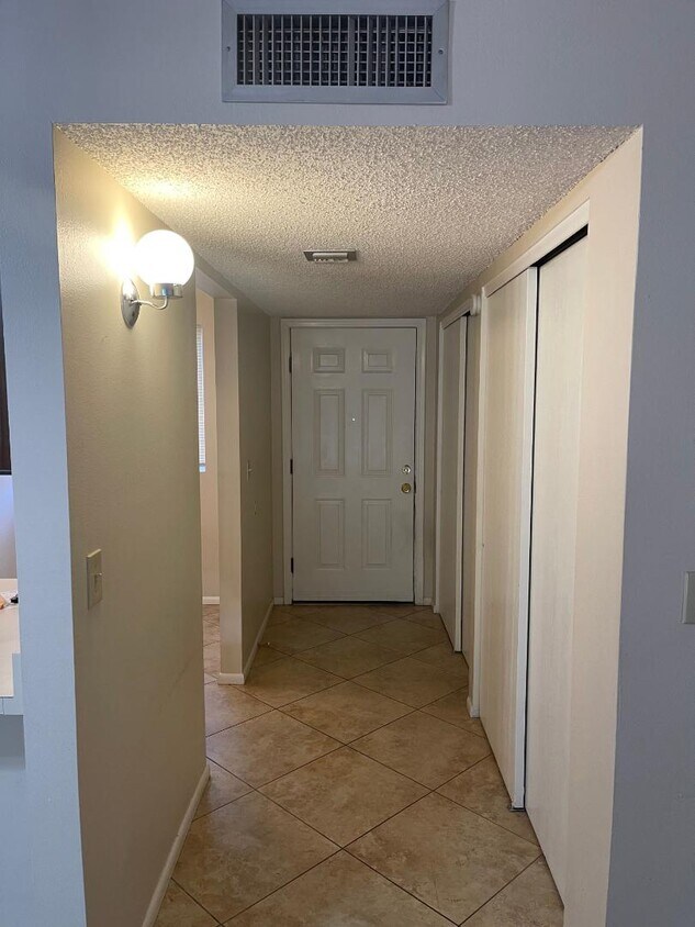 Foto principal - 897 S Pantano Pkwy