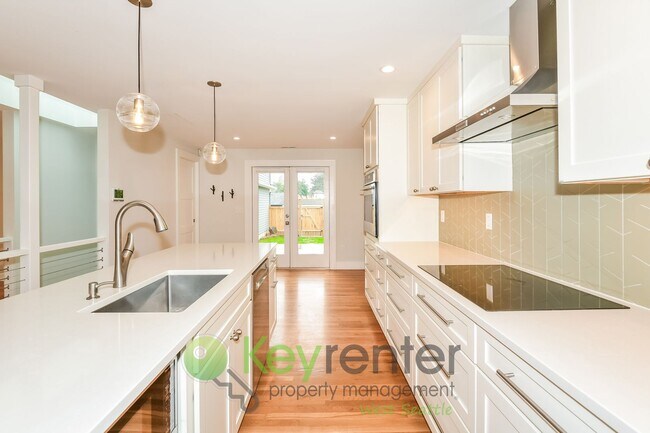 Foto del edificio - Stylish Four Bedroom Home with Hardwood Floors and Outdoor Space