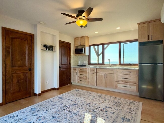 Building Photo - Resort Style Living on Warmlands Avenue