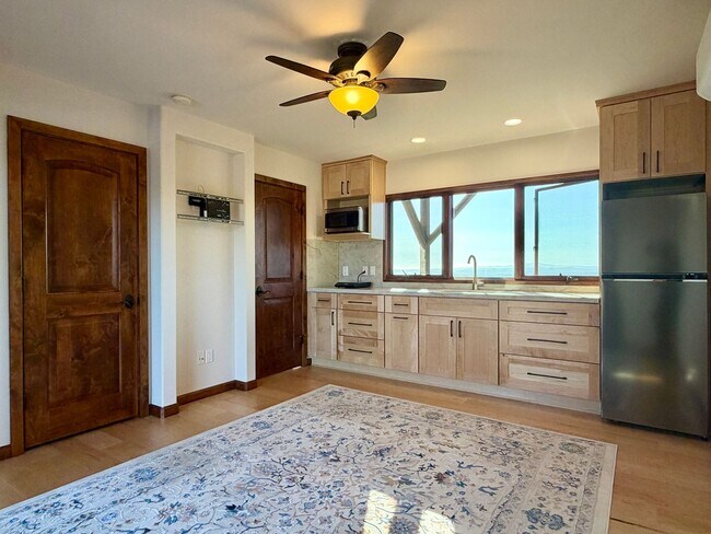 Foto del edificio - Resort Style Living on Warmlands Avenue
