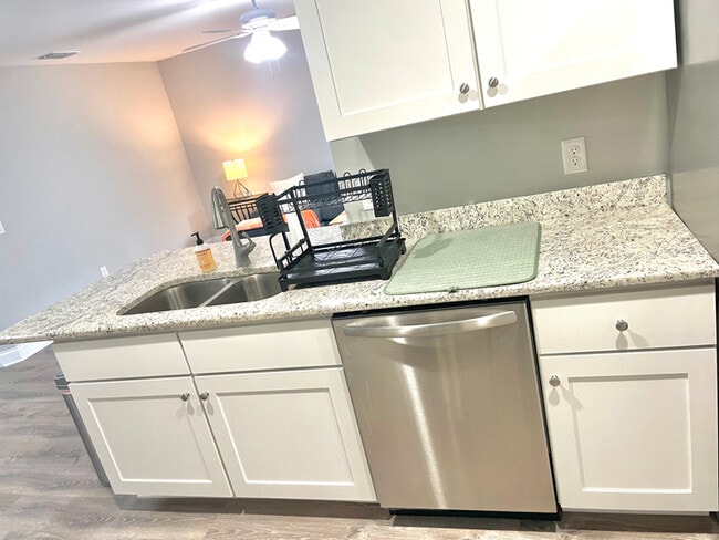 Building Photo - 1124 N Stella Ave