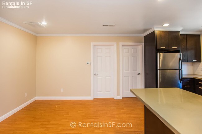 Building Photo - 28 Hemway Ter