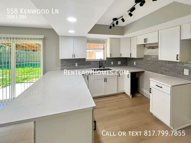 Foto del edificio - 558 Kenwood Ln