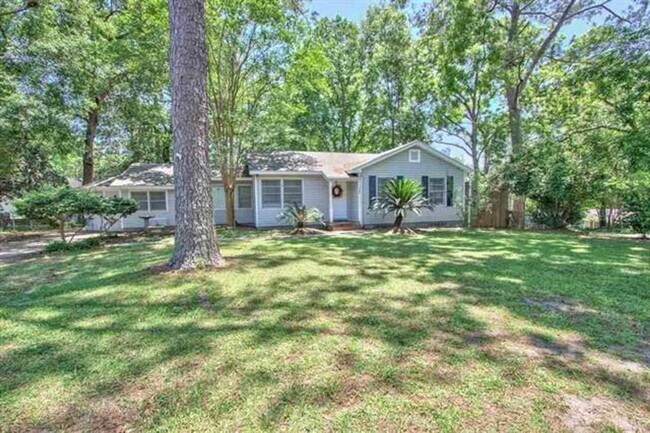 In Town Location On This Charming Cottage - In Town Location On This Charming Cottage House