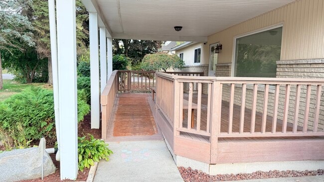 Building Photo - 1060 Glaser Dr