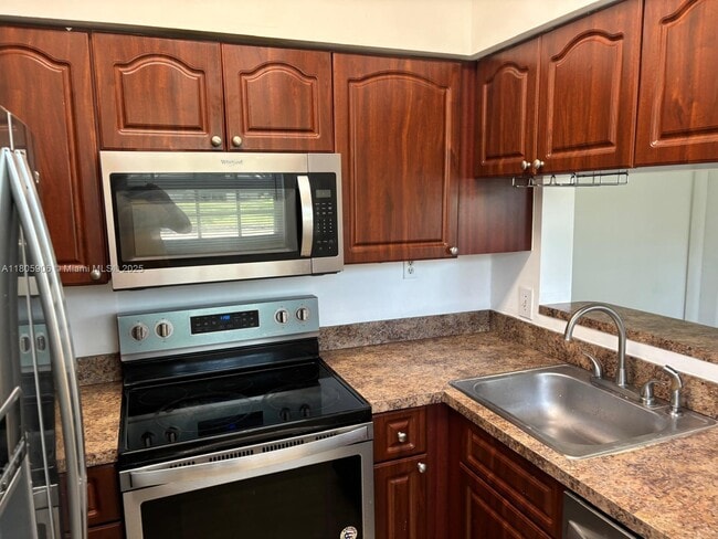Building Photo - 620 Cypress Club Way