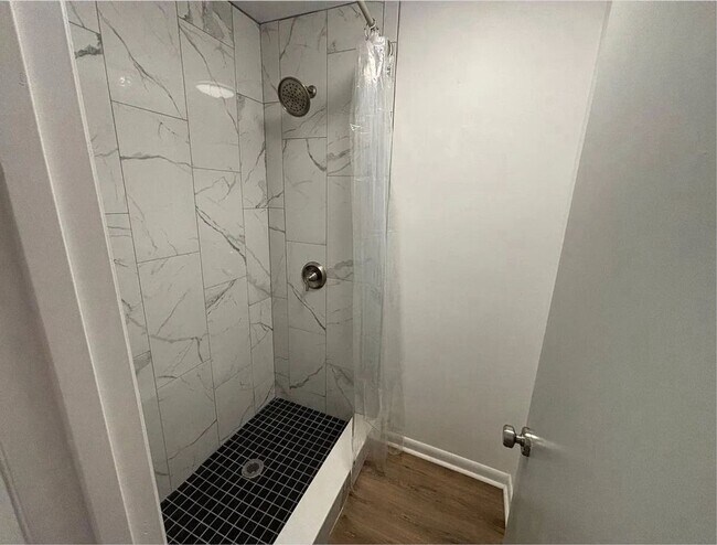 Foto del edificio - 2812 Wayland Dr