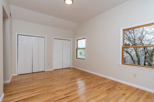 Foto del edificio - 325 CLAREMONT Ave