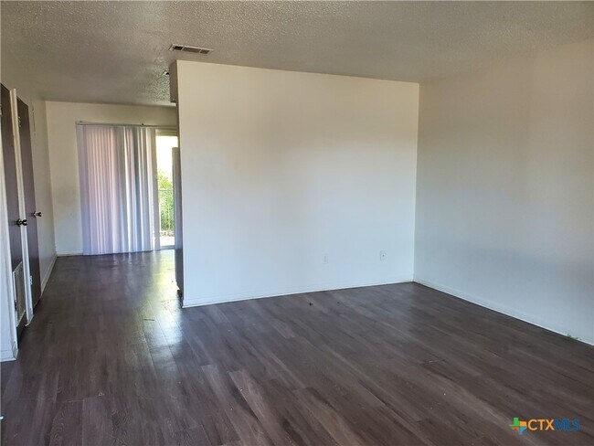 Building Photo - 209 Oak Trail Dr