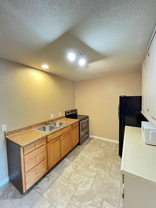 Foto del edificio - 1 bedroom 1 bath apartment off house