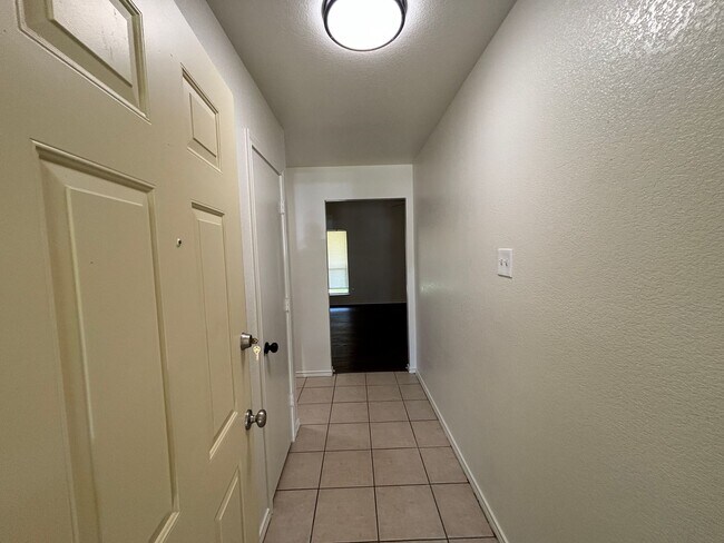 Foto del edificio - 4 BR/2BA | Updated Single Family Home | 2-Car Garage Parking | Fenced backyard