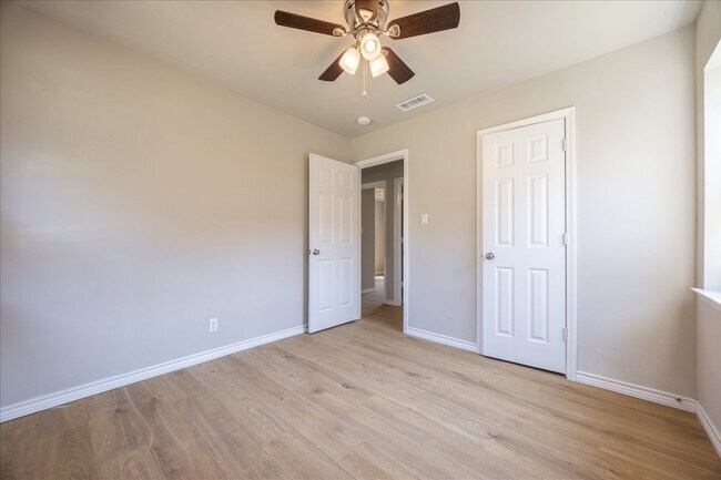 Foto del edificio - 103 Hillcrest Dr