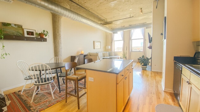 Building Photo - 758 N Larrabee St