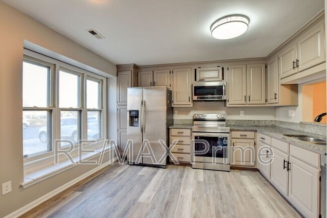 Building Photo - 740 S Lake Cir