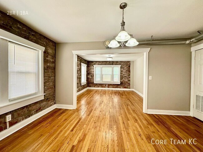 Building Photo - 2 Bed in South Hyde Park For Rent!