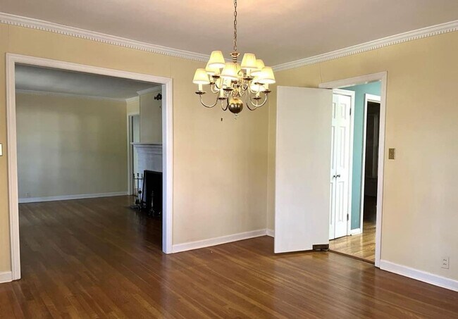 Foto del edificio - 3 Bed 1 Bath Brick Home - Corner Lot