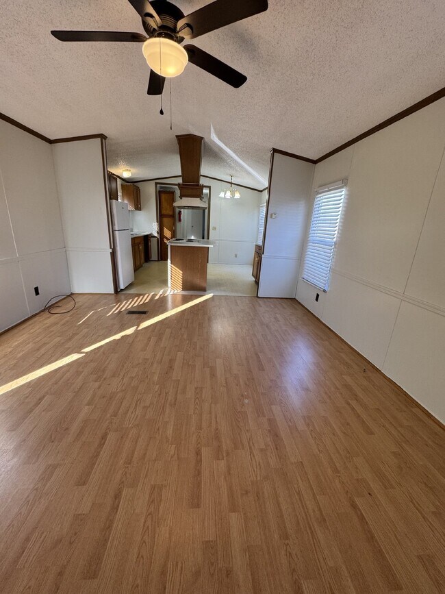 Building Photo - "Charming 2-Bed, 2-Bath in Hendersonville.