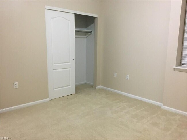 Building Photo - 908 Southmoor Dr