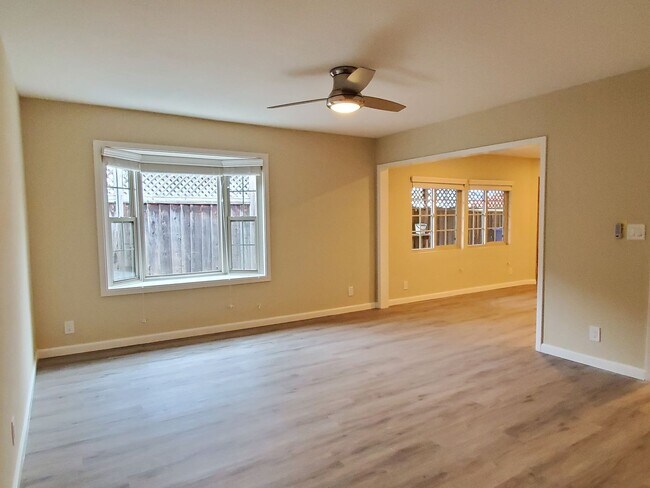 Foto del edificio - 156 Lonetree Ct