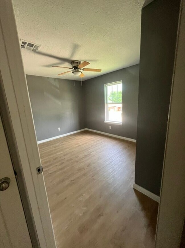 Building Photo - 3303 Toledo Dr