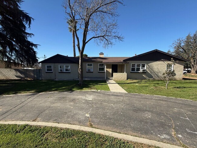 Foto del edificio - Charming 4 bed 2 bath home in Yucaipa