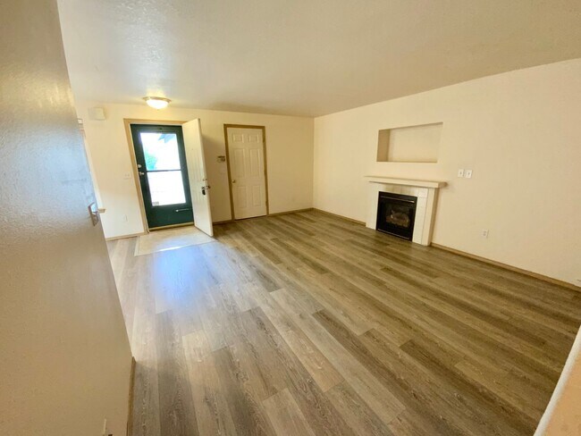 Building Photo - Charming 3 Bedroom, 2 Bath House with Gara...