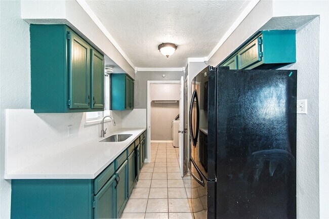 Building Photo - 12906 Southspring Dr